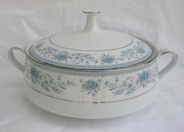 Noritake Blue Hill - 2482 Vegetable Bowl - Covered