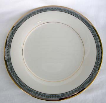 Noritake Queen's Guard  7712 Plate - Dinner