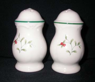 Pfaltzgraff Winterberry Salt & Pepper Set